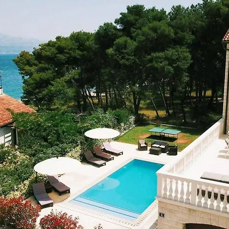 Clementine With Pool, Sea View Sutivan